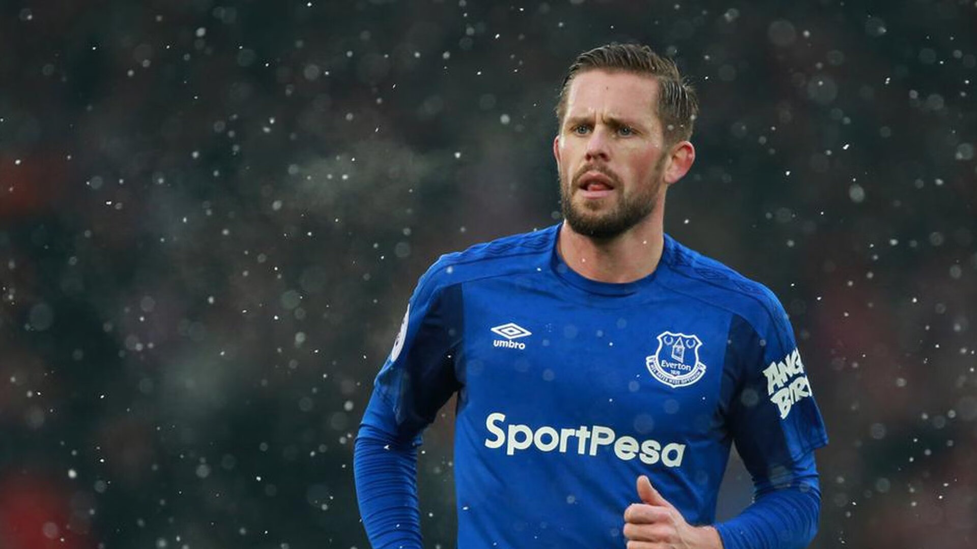 C罗赠球迷签名球引发热烈反响，c罗的签字